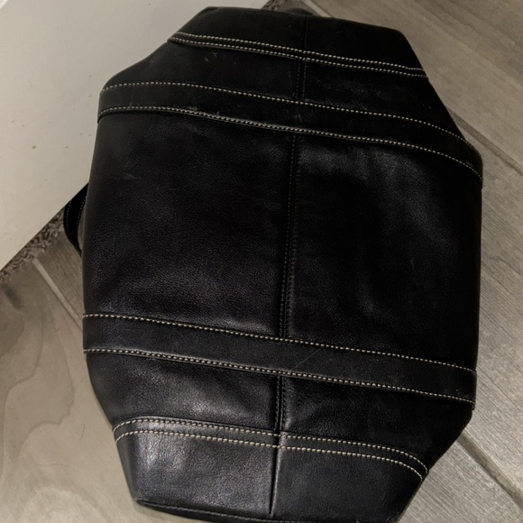 Authentic Coach leather shoulder bag with zero flaws. Excellent used condition! - Picture 5 of 5